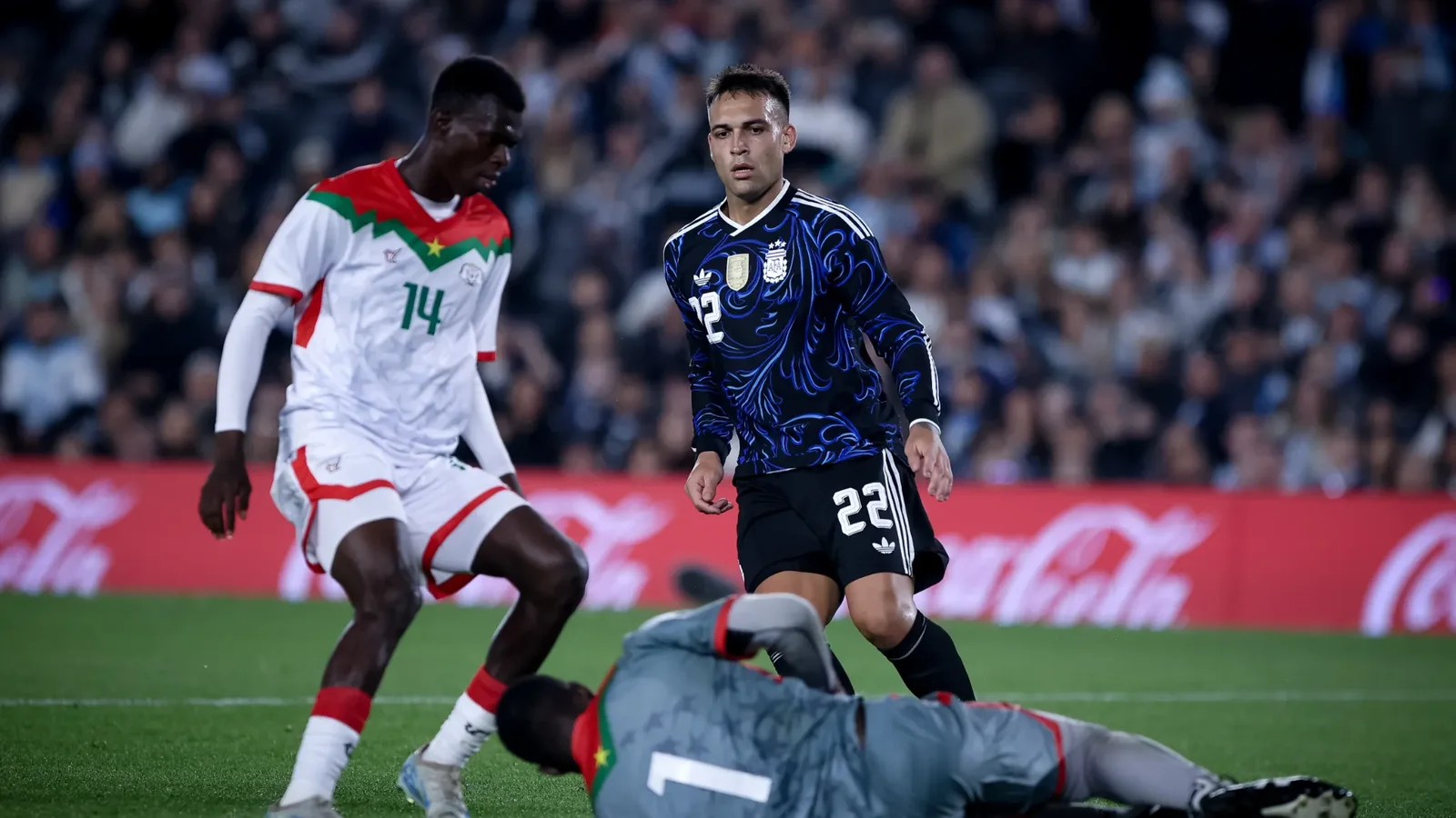 Lautaro-Martinez-et-Bama-lors-du-match-Argentine-Burkina-Faso-le-3-octobre-2026-a-Buenos-Aires-2358894