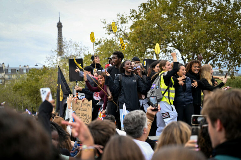 1873752-des-lyceens-lors-de-la-manifestation-du-13-octobre-2026-a-paris